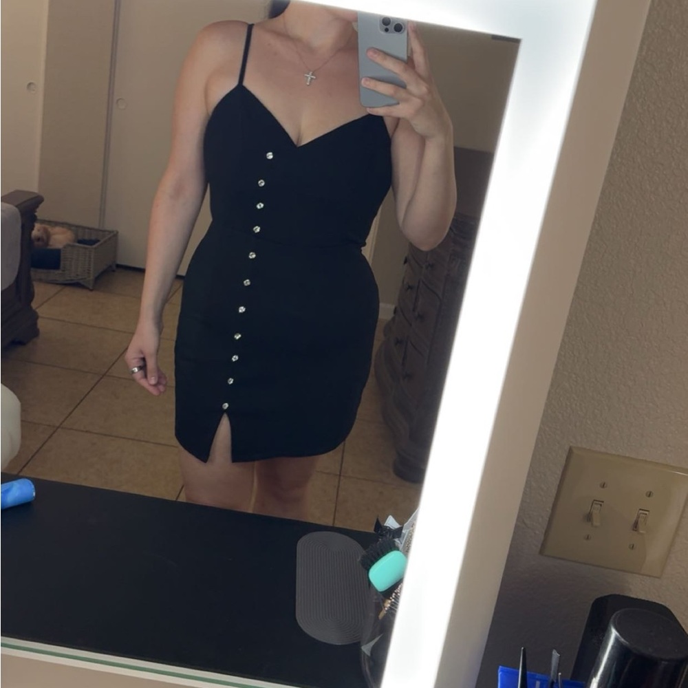 Elegant Black Dress with Button Detail - Picture 1 of 1